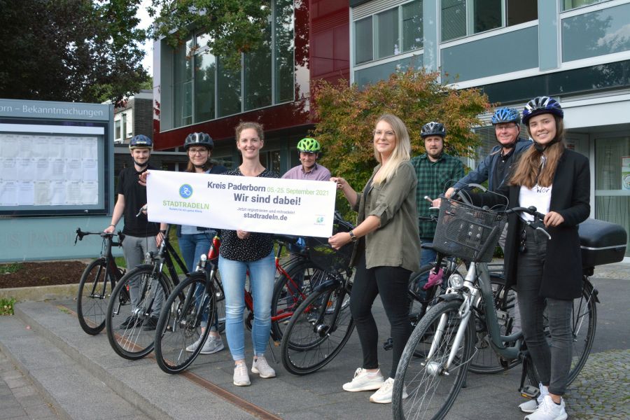 Radeln für ein gutes Klima: Niklas Möller, Stefanie Lang, Rahel Leifhelm,  Frank Bruß, Mareike Wahl, Julian Sprenger, Franz Kürpick, Ina Pollmann vom Team der Paderborner Kreisverwaltung sind dabei